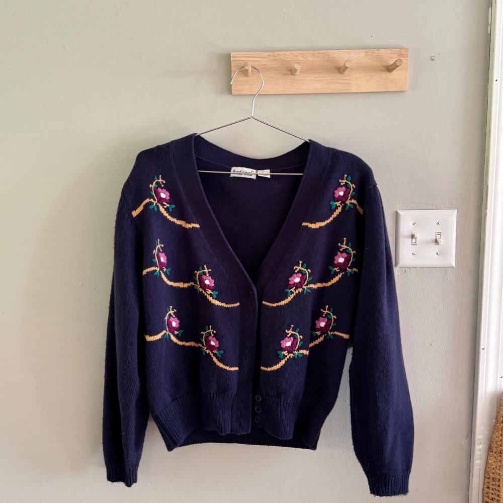 That's me vintage floral embroidered sweater